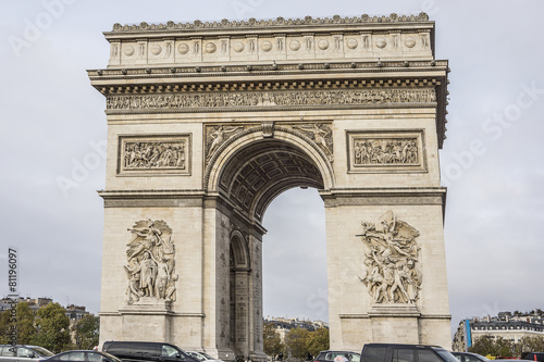 Arc de Triomphe de l'Etoile on Charles de Gaulle Place, Paris © dbrnjhrj