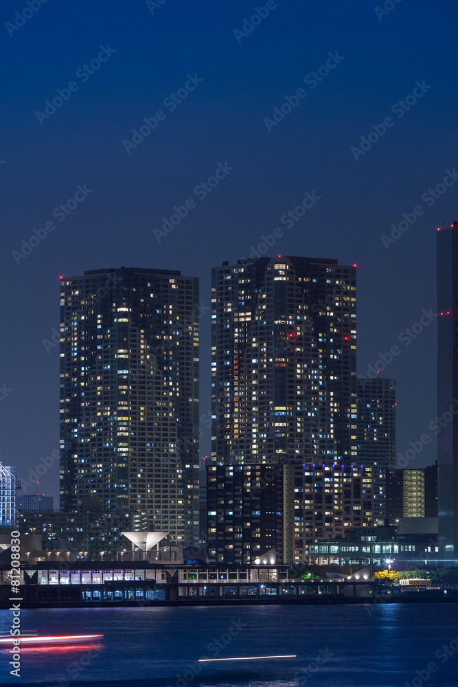 東京湾と高層ビル群も夜景