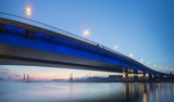 Oświetlony most nad Odrą w Szczecinie