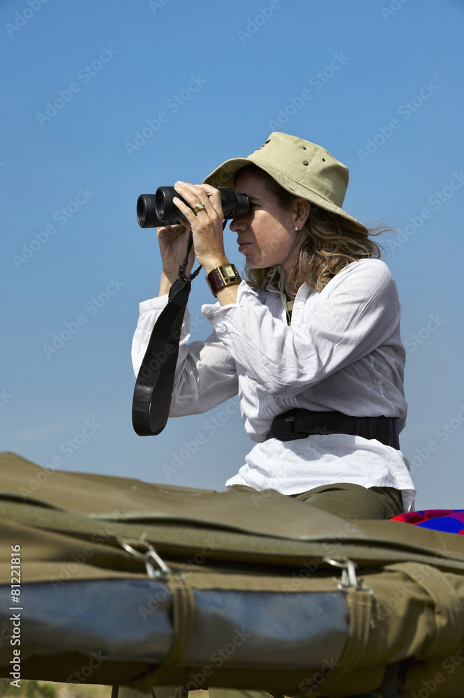 Obraz premium Mature woman in a safari in Kenya.