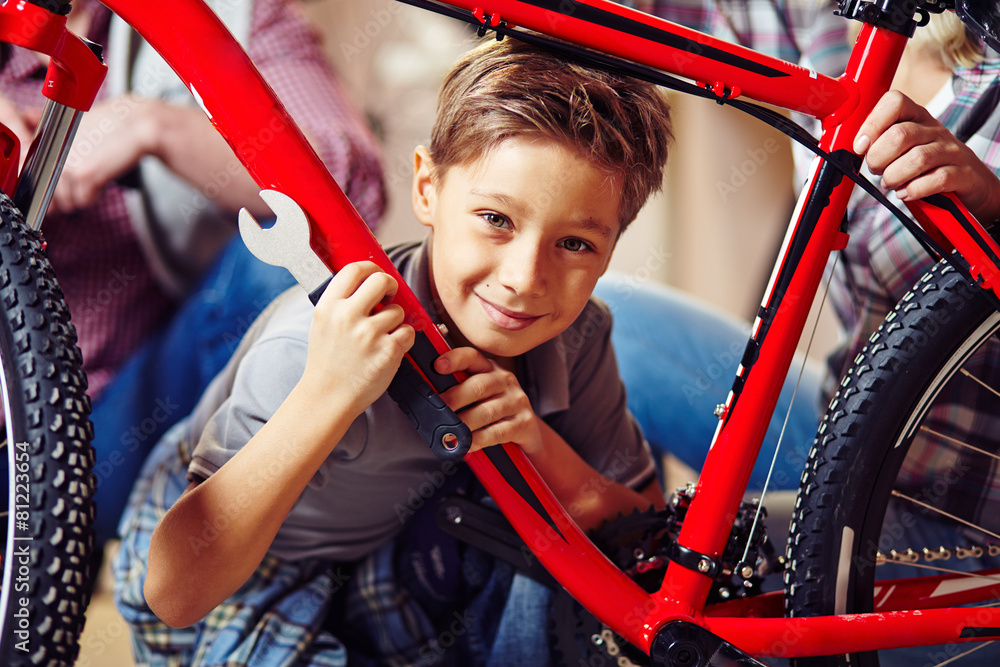 Obraz premium Boy with wrench