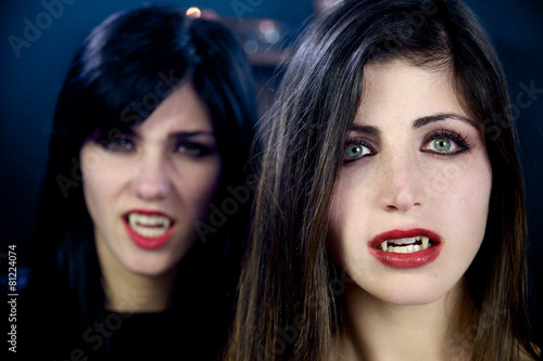 Photo Scary female vampires looking closeup