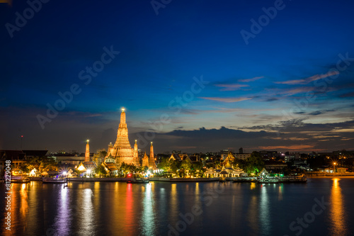 Wat arun in sunset at Bangkok,Thailand © amnadbumrungvong