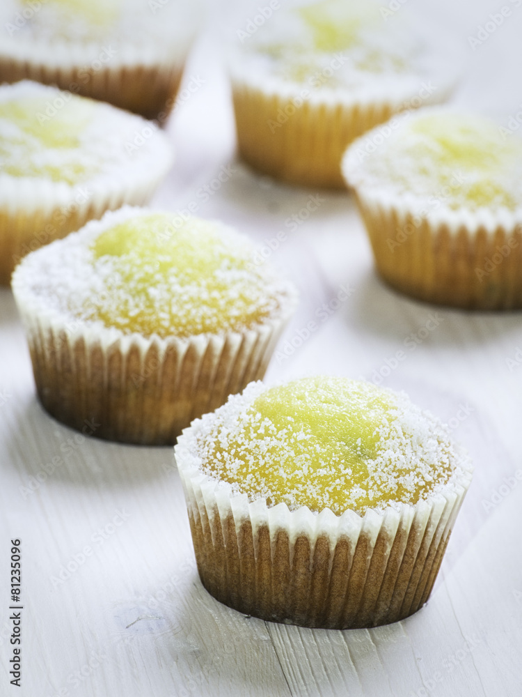Cupcake per la prima colazione su tavolo di legno bianco Cupcake per la prima colazione su tavolo di legno bianco