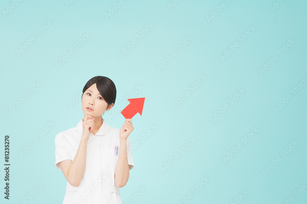 矢印で指す考えるナース 矢印で指す考えるナース