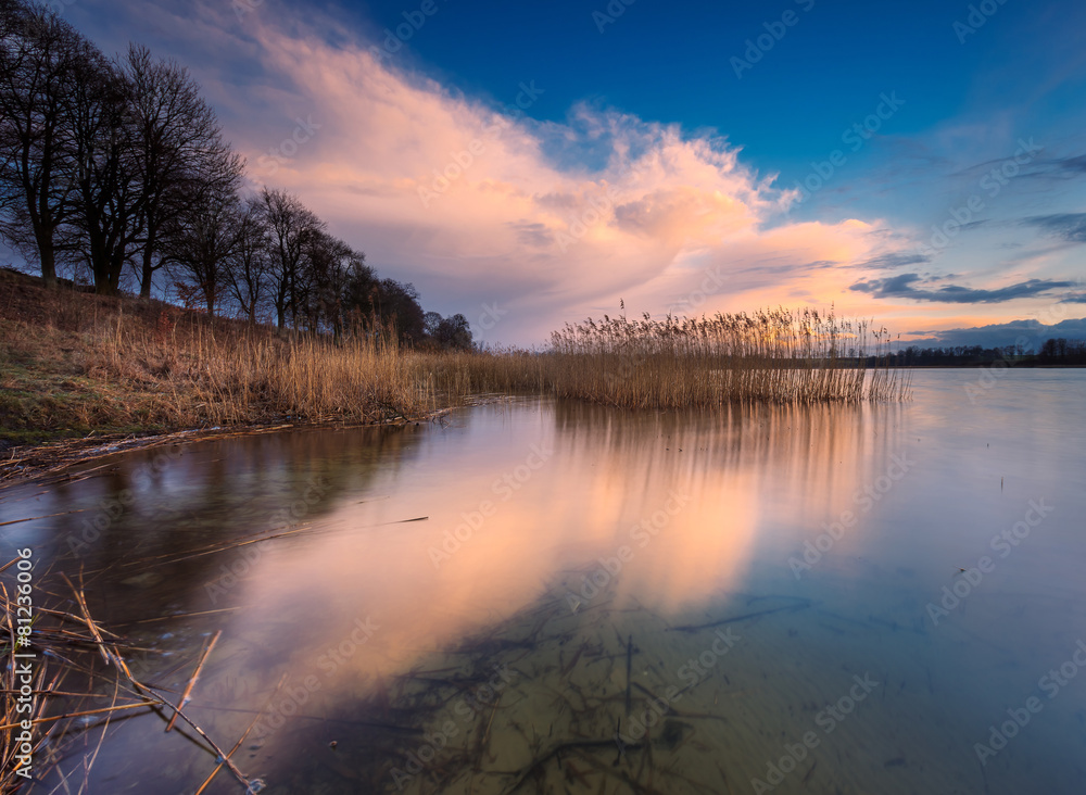 Obraz premium Beautiful lake with colorful sunset sky. Tranquil vibrant landsc