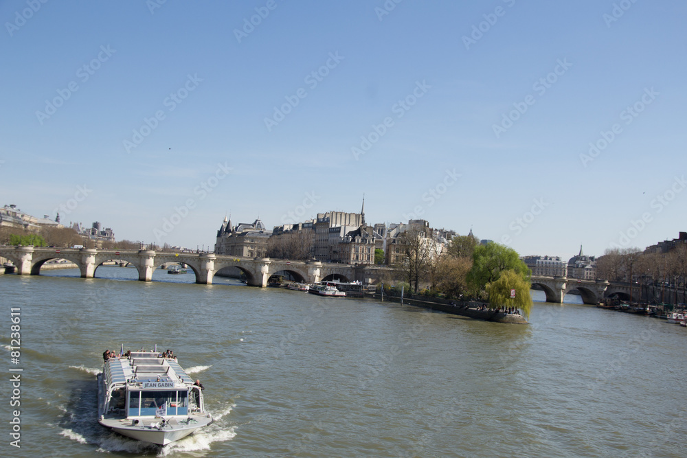 Obraz premium Bateau mouche approchant