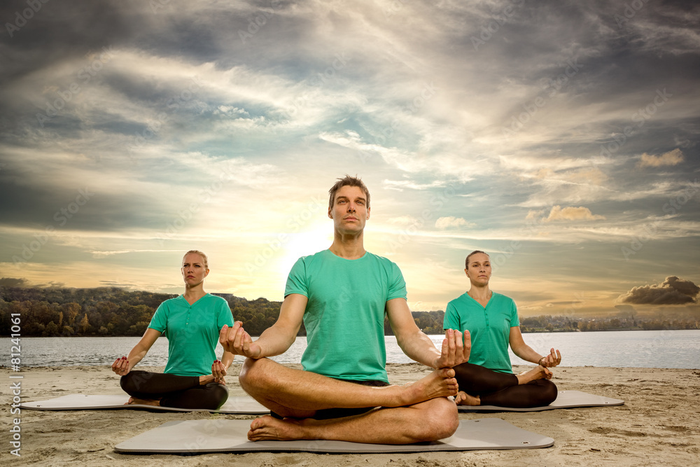 Fototapeta premium Meditating group