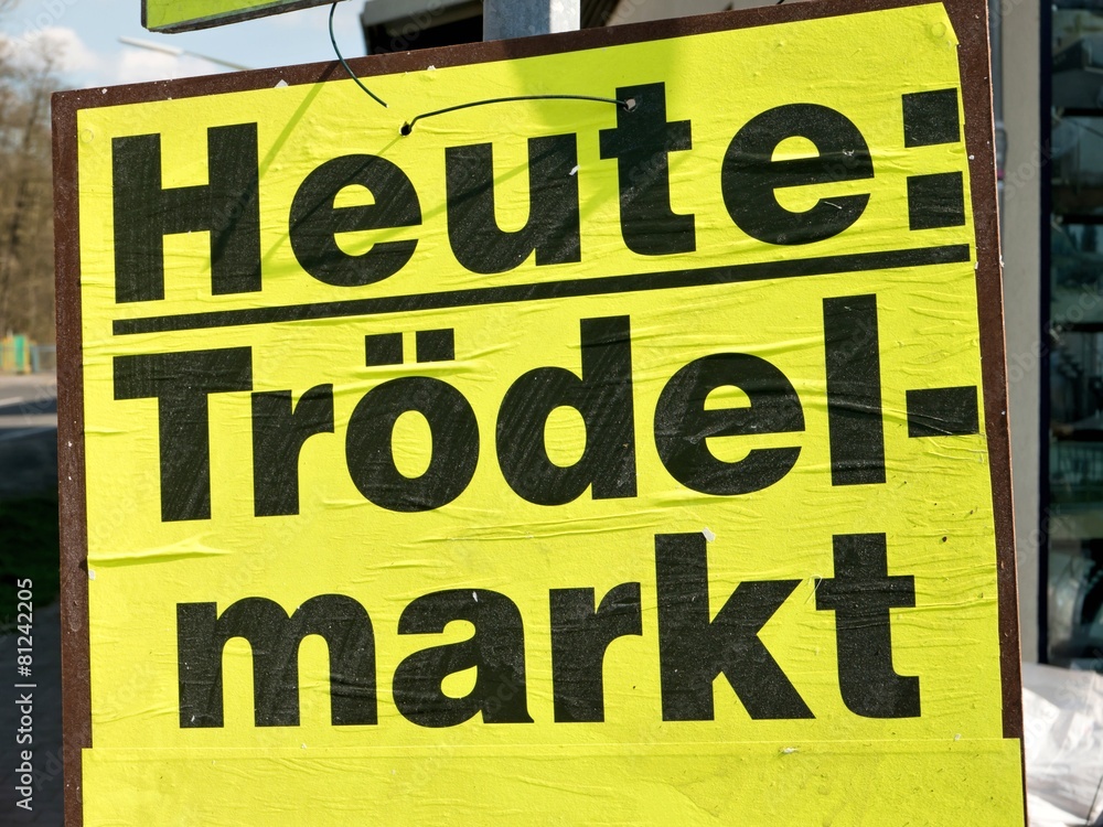 Fototapeta premium Hinweisschild auf Trödelmarkt
