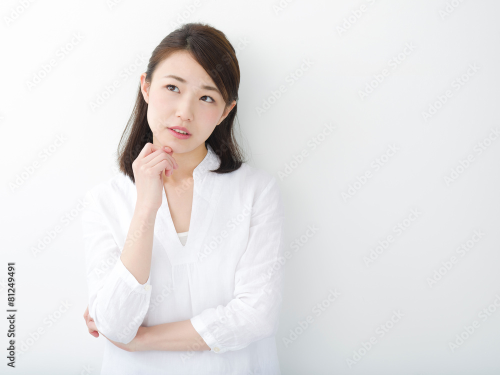考える若い女性 考える若い女性