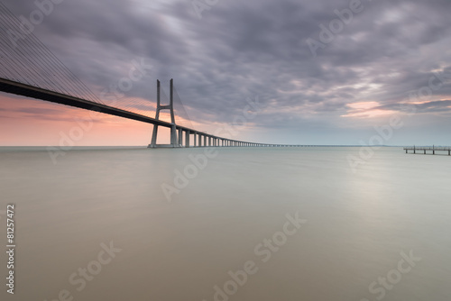 Ponte Vasco da Gama num sereno amanhecer © aroxopt