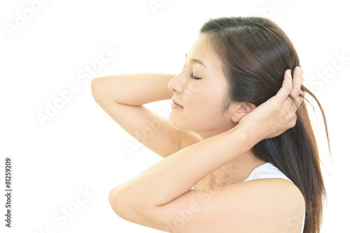 Obraz na płótnie ヘアケアをする女性 w salonie