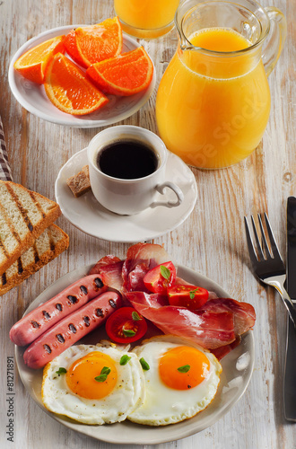 Fried Eggs , bacon, sausages and fresh orange juice