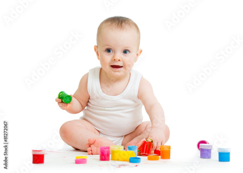 baby paint by his hands - o...