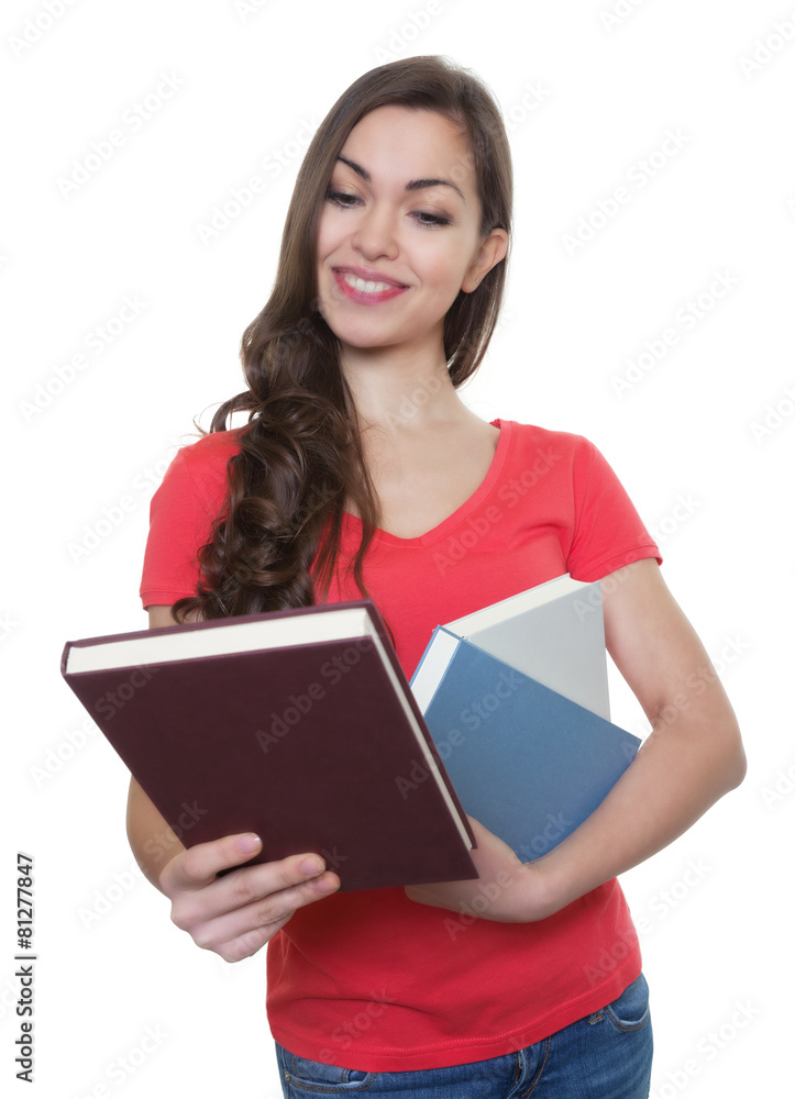Studentin mit langen dunklen Haaren schaut Buch an Studentin mit langen dunklen Haaren schaut Buch an