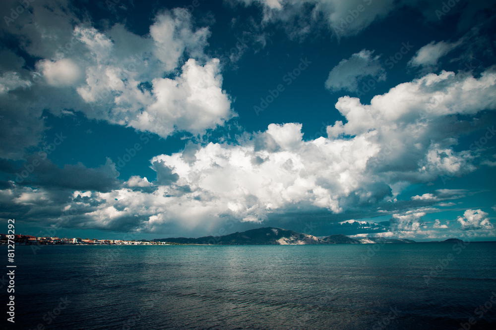 Obraz premium Beautiful sea and clouds sky