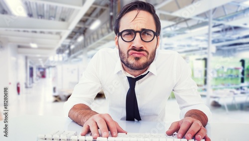 Fotografie business worker with reading glasses on computer