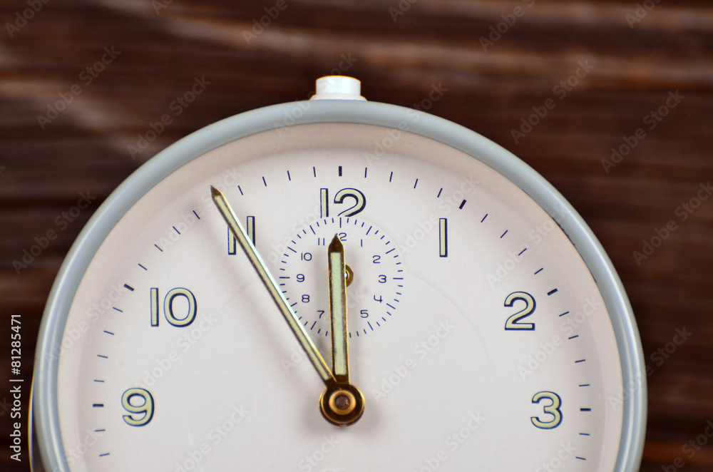 5 vor 12, fünf vor zwölf StockFoto Adobe Stock
