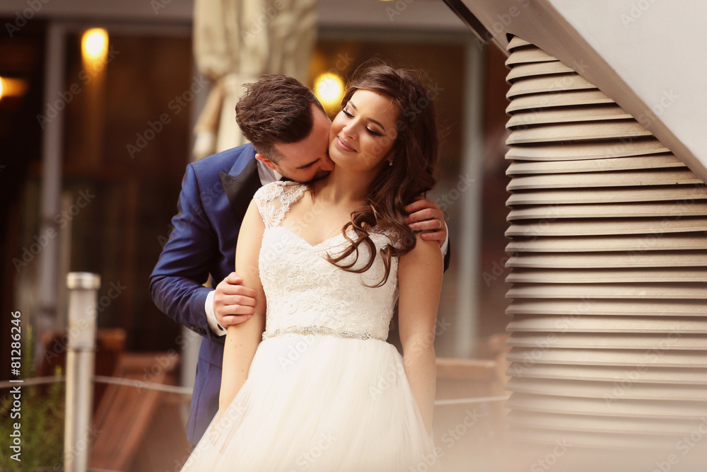 Naklejka premium Bride and groom celebrating