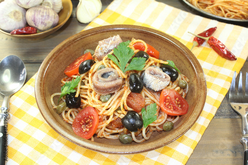 Spaghetti alla puttanesca mit Oliven, Kapern und Sardellen