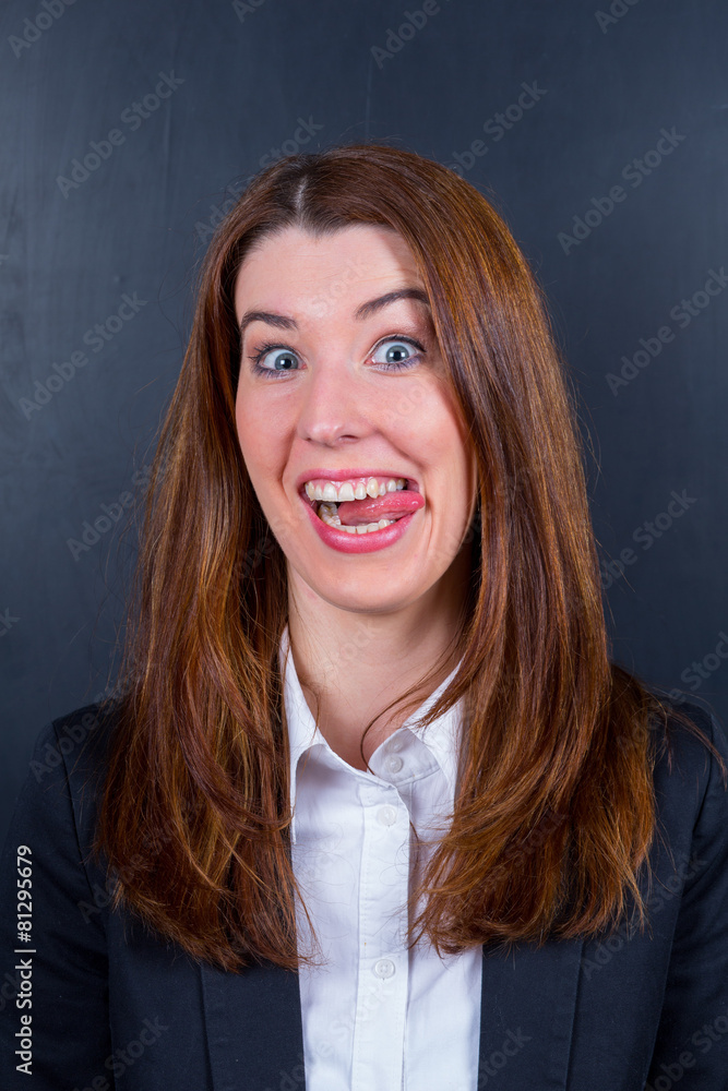 Junge Businessfrau humorvoll mit Zunge Junge Businessfrau humorvoll mit Zunge