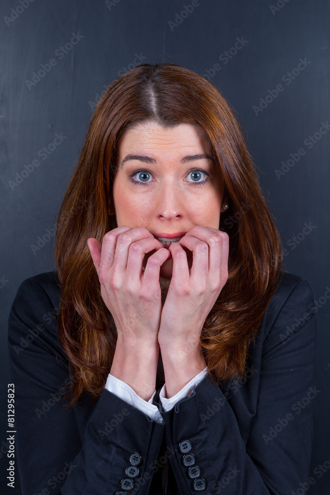 Junge Businessfrau gespannt / wartend / erwartend Junge Businessfrau gespannt / wartend / erwartend