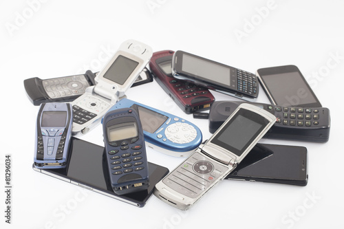 Telefonini di vecchia e di nuova generazione