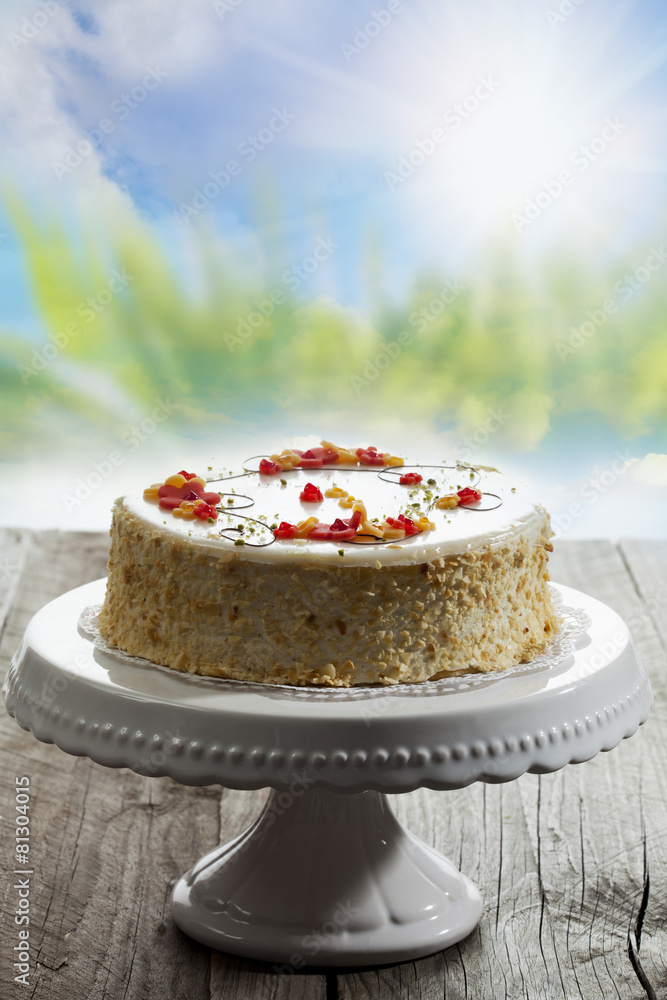 Weincreme Torte mit Verzierung, Tortenständer, Sonnenschein Stock Photo ...