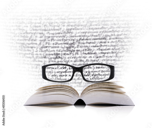 Lesebrille mit Buch und Text