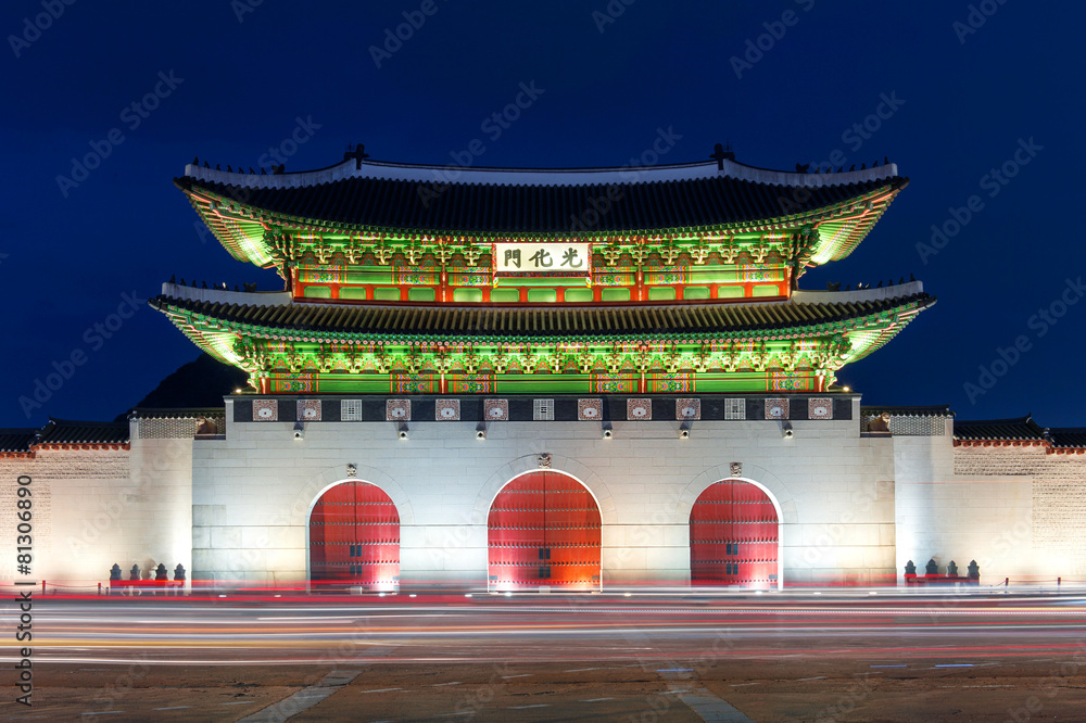Obraz premium Geyongbokgung Palace at night in Seoul, South Korea.