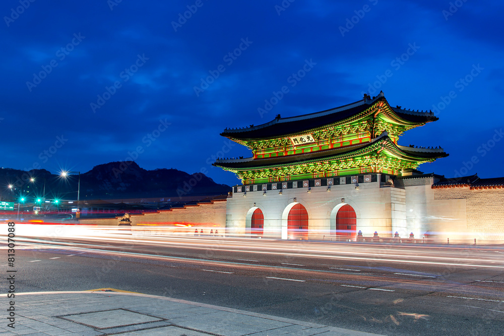Fototapeta premium Geyongbokgung Palace at night in Seoul, South Korea.