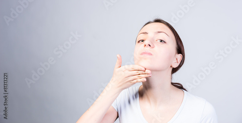 Billede på lærred Woman Tilting her Head While Lifting her Chin