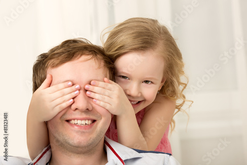 Billede på lærred Daughter playing with father closing his eyes