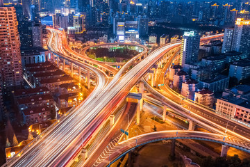 Papier peint photo Autoroute de nuit Échangeur urbain illuminé en gros plan  © chungking