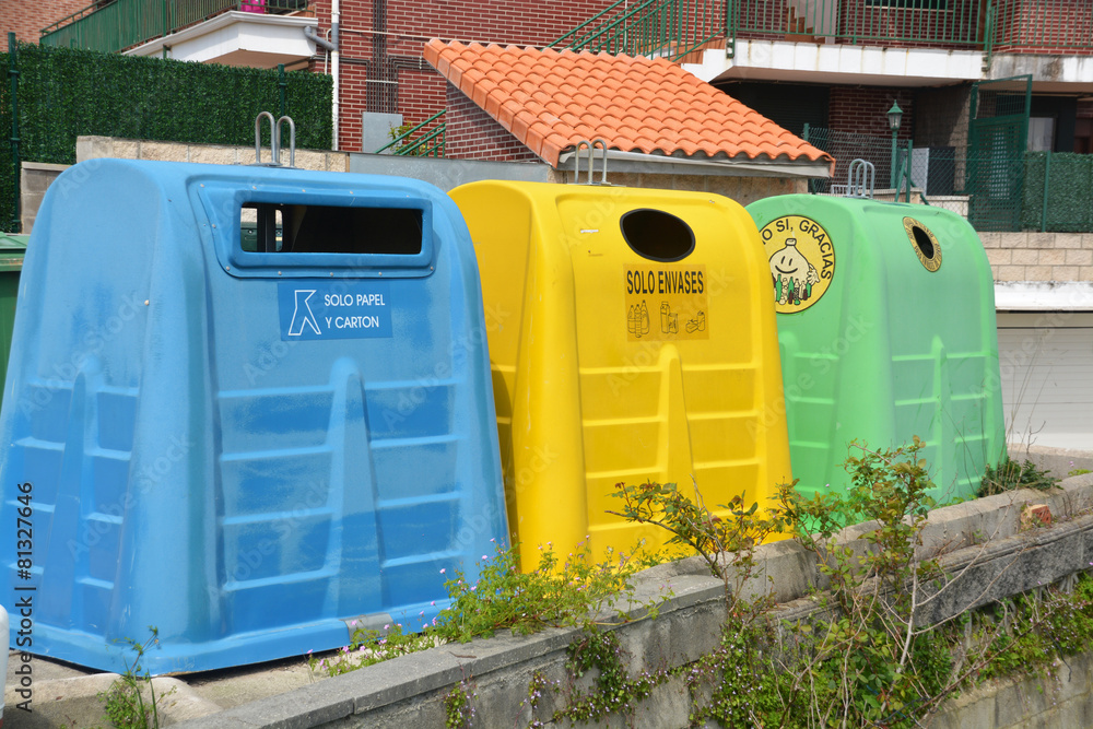contenedores para el reciclaje de basura Stock Photo | Adobe Stock