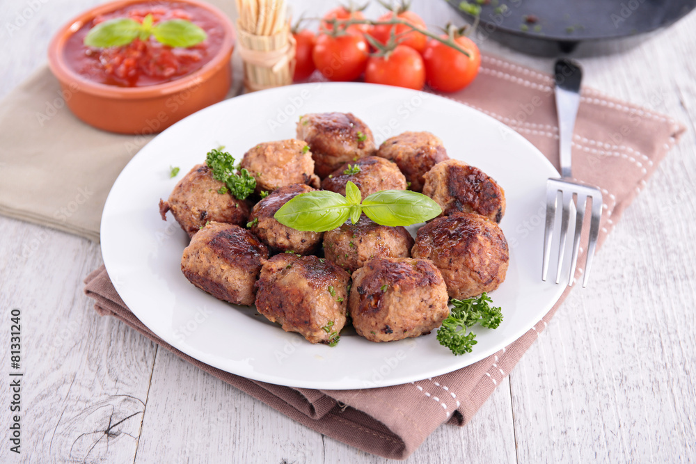 plate of meatballs and tomato sauce