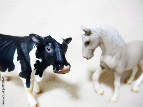 乳牛と白馬