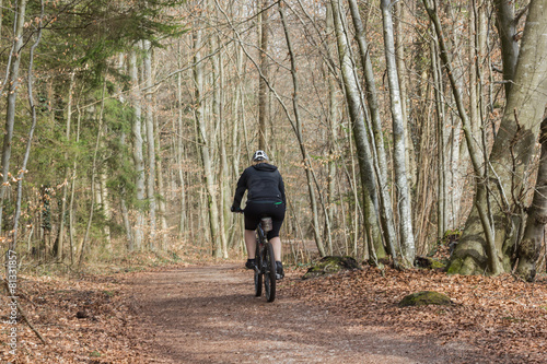 Mountainbikerin im Wald