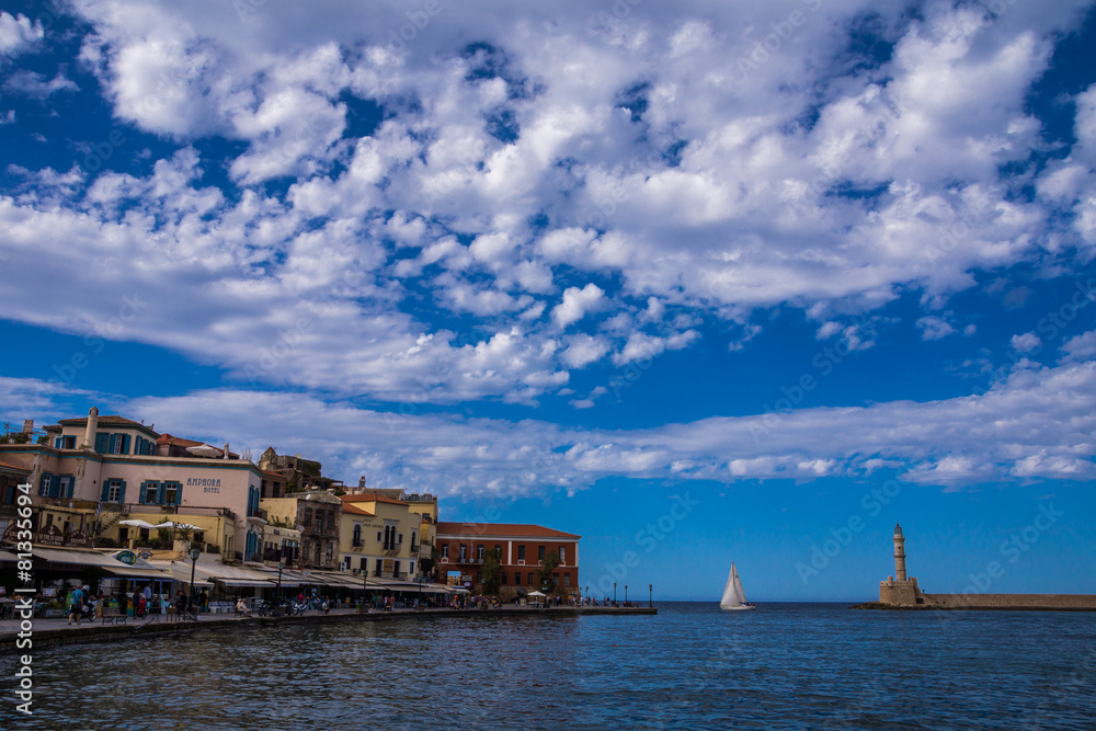 Venezianischer Hafen von Chania auf Kreta mit Leuchtturm