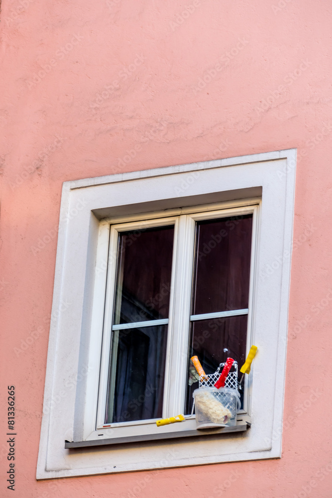 Fototapeta premium Malerutensilien vor einem Fenster