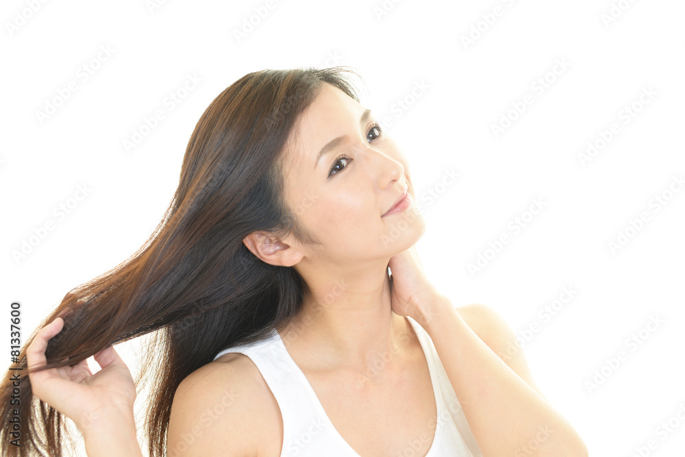 ヘアケアをする女性 ヘアケアをする女性