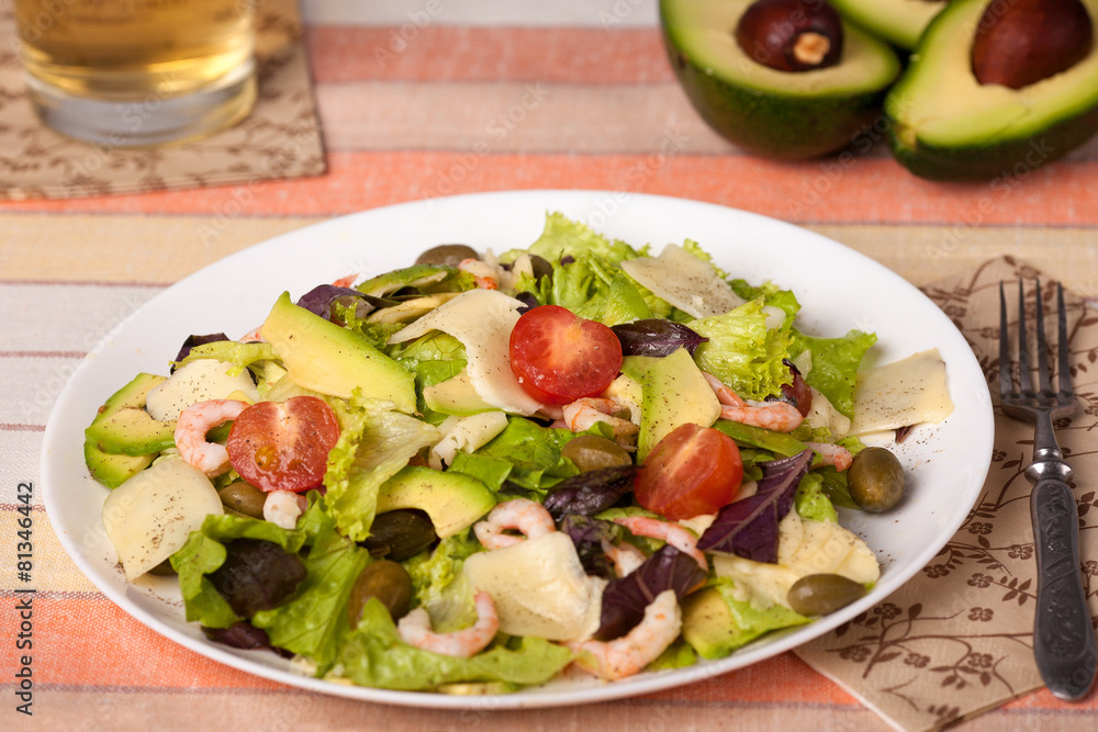 Salad with avocado and shrimps