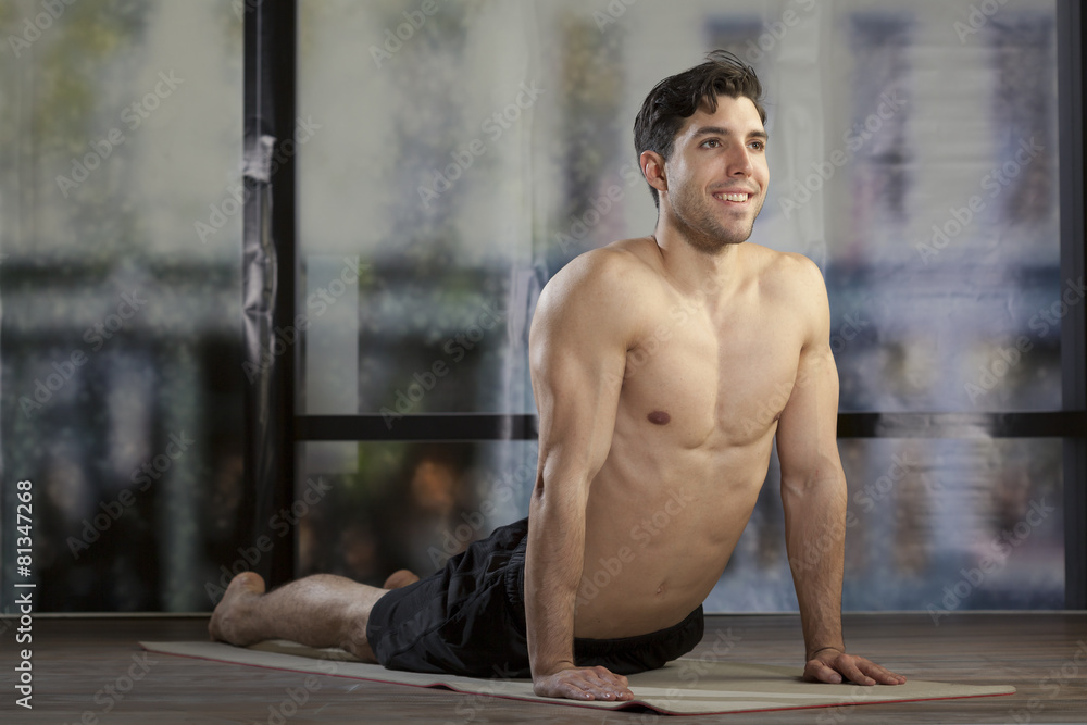 Obraz premium man doing yoga in office