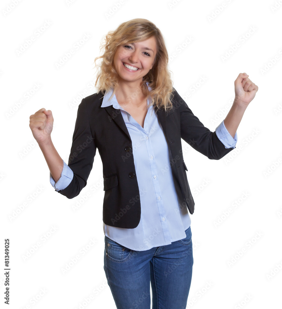 Jubelnde Frau mit blonden Locken und Blazer