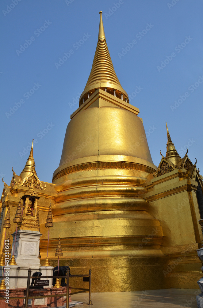 Naklejka premium Golden pagoda in Grand Palace, Bangkok, Thailand