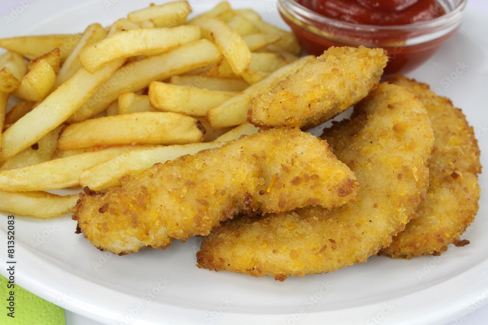 beignets de poulet panées et frites beignets de poulet panées et frites