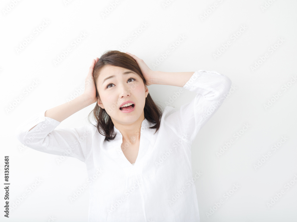 頭を抱える若い女性 頭を抱える若い女性