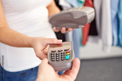 Woman gives men a payment terminal