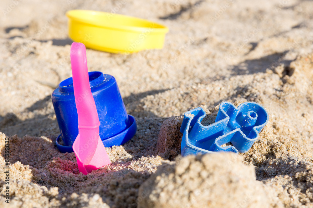 Sandspielzeug in einem Sandkasten Sandspielzeug in einem Sandkasten