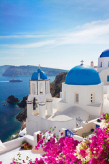 Wandcirkels Santorini Blauwe koepels boven de caldera  © neirfy
